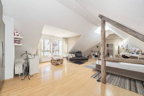 Stilvoll eingezogener Holzbalken - 