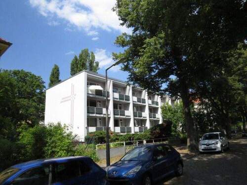 Gebäudeansicht - Zehlendorf, klass. 60`-Jahre-Apartment im 2. OG, großer Südbalkon über die ganze Zimmerbreite in ruhiger, grüner Wohnlage - vermietet