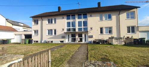 Gemütliche kleine Anlage mit Flair! - *** 4 Zimmer - Wohnung mit Balkon & eigenen großen Gartenl!