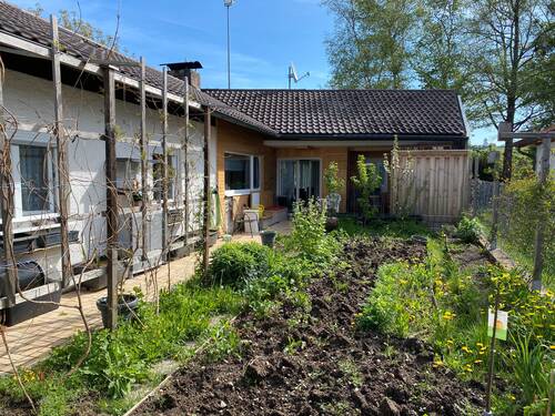 Südansicht und Garten - Herrlicher Bungalow mitten in der Ortschaft Amerang
