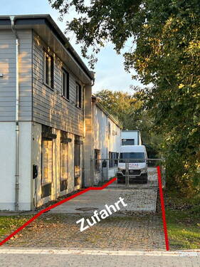 Zufahrt mit Tor zu den Lagern - 