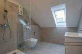 Modernes Bad mit Dusche - 
