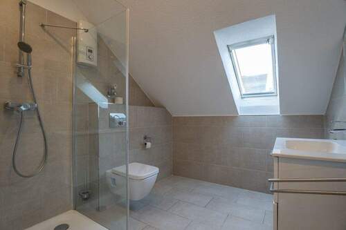 Modernes Bad mit Dusche - 