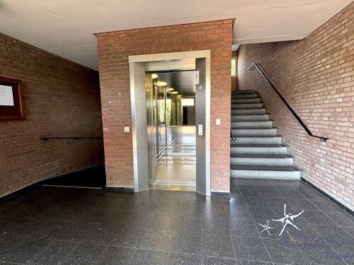 Hauseingang-Fahrstuhl - 1 Zimmer Etagenwohnung zum Kaufen in Schönberg