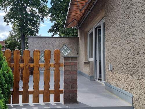 Terrasse mit Gartenausgang - 