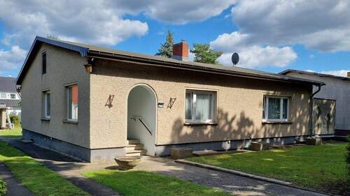 Hausansicht mit Eingang - Ideales Familienhaus, helle Räume, großzügig, sehr gepflegt mit Keller, Wohnwagencarport+Garage