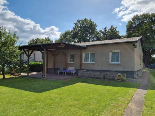 Rückansicht mit Carport - 