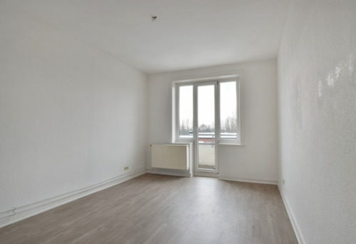 Wohnzimmer mit Balkon - 2 Zimmer Etagenwohnung zur Miete in Hamburg