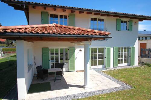 Hausansicht mit Terrasse - 5 Zimmer Einfamilienhaus zum Kaufen in Bruckmühl