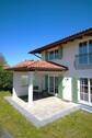 Hausansicht mit Terrasse - 5 Zimmer Einfamilienhaus in Bruckmühl