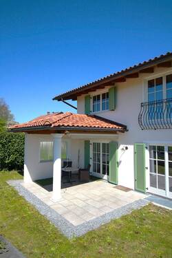 Hausansicht mit Terrasse - 5 Zimmer Einfamilienhaus in Bruckmühl
