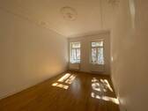 Schlafzimmer - Frei zum 1.12.25 * 3-Zimmerwohnung mit Balkon und eigenem Garten zentrumsnah in Leipzig-Gohlis!