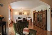 Wohnzimmer mit Torbogen - Großzügig & gepflegt - Familienhaus mit Garten, Sauna, Keller und viel Platz zum Entspannen