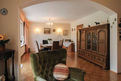 Wohnzimmer mit Torbogen - Großzügig & gepflegt - Familienhaus mit Garten, Sauna, Keller und viel Platz zum Entspannen