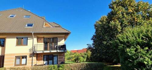 Ansicht mit Grundstück - Charmante Ferienwohnung mit 'Ostseeblick' - Loggia, Aufzug, Keller und PKW Stellplatz