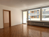 Wohnzimmer mit Zugang zur Loggia - 2 Zimmer Einfamilienhaus zum Kaufen in München