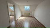 Helles Zimmer mit Laminat - Moderne Dachgeschosswohnung in Frankfurt am Main (Nordend-West)