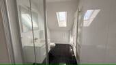 Modernes Badezimmer mit Dusche - 2 Zimmer Etagenwohnung zur Miete in Frankfurt am Main