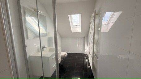 Modernes Badezimmer mit Dusche - 2 Zimmer Etagenwohnung zur Miete in Frankfurt am Main