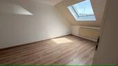 Schlafzimmer mit Dachschräge - 2 Zimmer Etagenwohnung in Frankfurt am Main