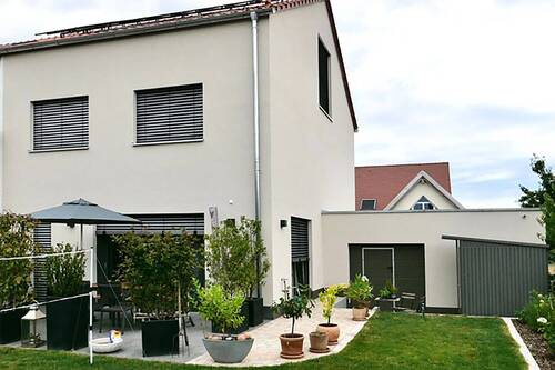 Gartenansicht Musterhaus - Moderner KfW 55 Neubau einer Doppelhaushälfte in Nürnberg - Höfen