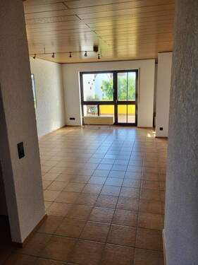 Wohnzimmer - Geschmackvolle 3-Zimmer-Wohnung mit Balkon und EBK in Speyer - ohne Maklerprovision