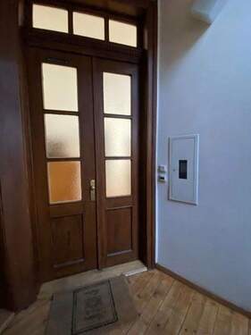 Eingangstür - Frisch renovierte, gut geschnittene Altbauwohnung in der Nähe vom Main und Baseler Platz