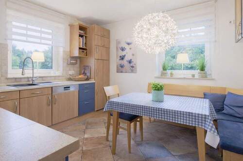 Geräumige Küche mit Essmöglichkeit - 