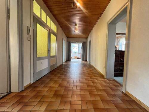 Flur - 5 Zimmer Etagenwohnung in Peine