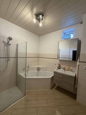 Badezimmer mit Dusche und Wanne im EG - 