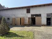 Nebengelass mit Garagen und Werkstatt - 
