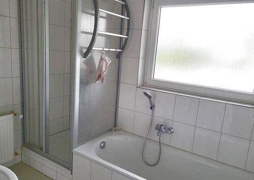 Badezimmer_Dusche_Badewanne - 