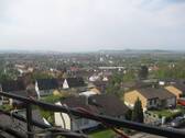 West ansicht.JPG - Großz.-3 - Zi.- ETW.- Whg. mit 2 überd.-Balkonen u. Fernsicht in der Northeimer Nordstadt