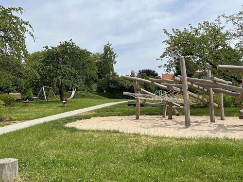 großzügiger Spielplatz - 