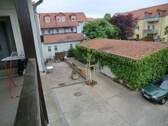Hofbereich mit Ansicht Terrasse - 4 Zimmer Terrassenwohnung in Grimma