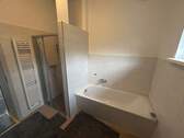 Bad mit Wanne und Dusche - 