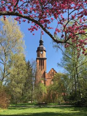 Pauluskirche mit Park - 