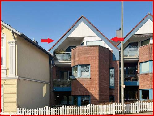 Südostansicht - Zentrale Lage trifft Schleiblick - Attraktive 3-Zimmer-Dachgeschosswohnung mit Balkon & Loggia