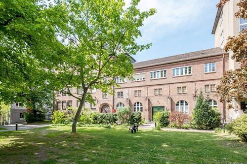 Hausansicht Gartenseite (im Sommer) - 4 Zimmer Etagenwohnung zum Kaufen in Berlin