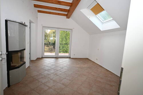 Schlafzimmer mit Kamin und Balkon - 