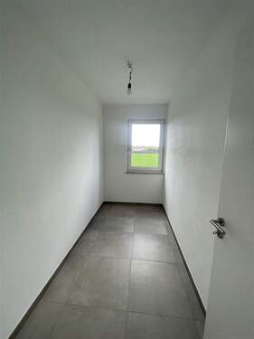 Abstellraum oder kleines Arbeitszimmer - 