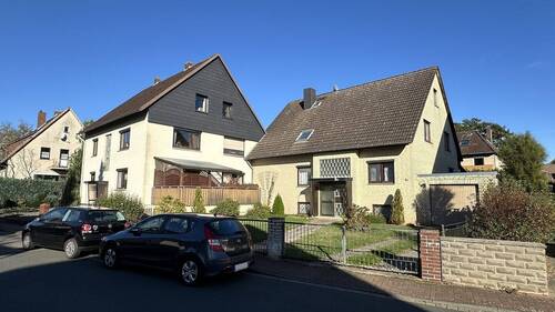  Straßenansicht - 2 Zimmer Mehrfamilienhaus, Wohnhaus zum Kaufen in Garbsen