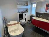 Bad mit Wanne und Dusche - 