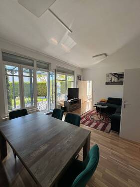 Wohnzimmer 1.jpg - Modernisierte 3-Zimmer-Erdgeschosswohnung mit großer Terrasse, Gartenanteil, Garage & Stellplatz