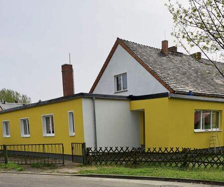 Einfahrt und Eingang Haus 6a - Zwei Häuser EIN PREIS! Werkstatt & Garagen. Berlin 52 Min. Eines schnell bezugsfertig.