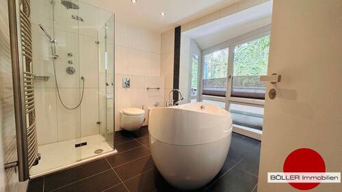 Modernes Bad mit Fenster! - 