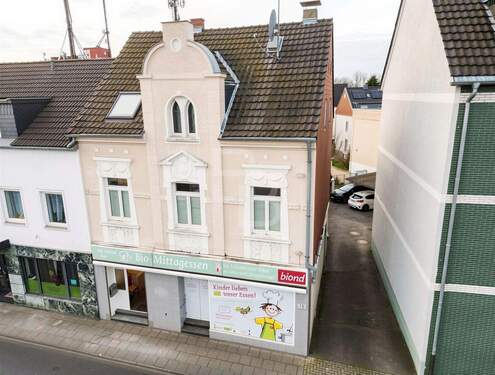 Charmante Altbaufassade - (KI generiert) - Altbaujuwel mit Gewerbe - Investment mit Perspektive! ?