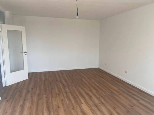 Wohnzimmer Teilansicht - 2 Zimmer Etagenwohnung in Duisburg