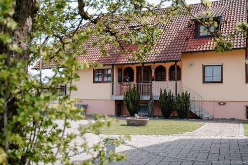 Charmant. Charakteristisch. Charismatisch. - 