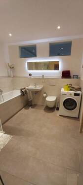Bad mit Badewanne und Dusche - 